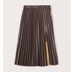 NWT • ABERCROMBIE AND FITCH vegan leather pleated skit